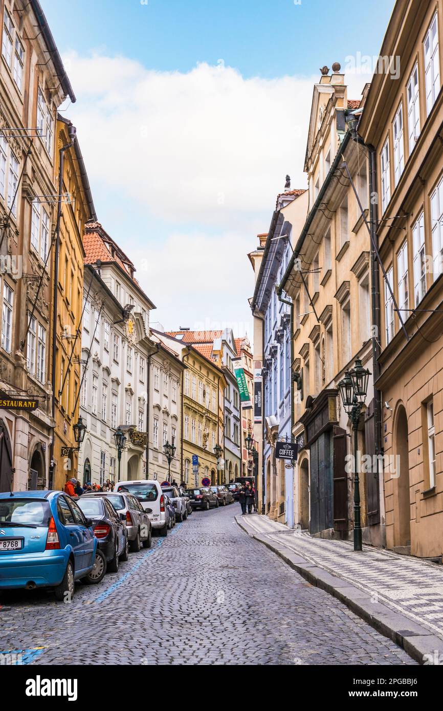 Prague, République Tchèque 23 février 2023 Vue sur une rue de Mala Strana qui est une partie