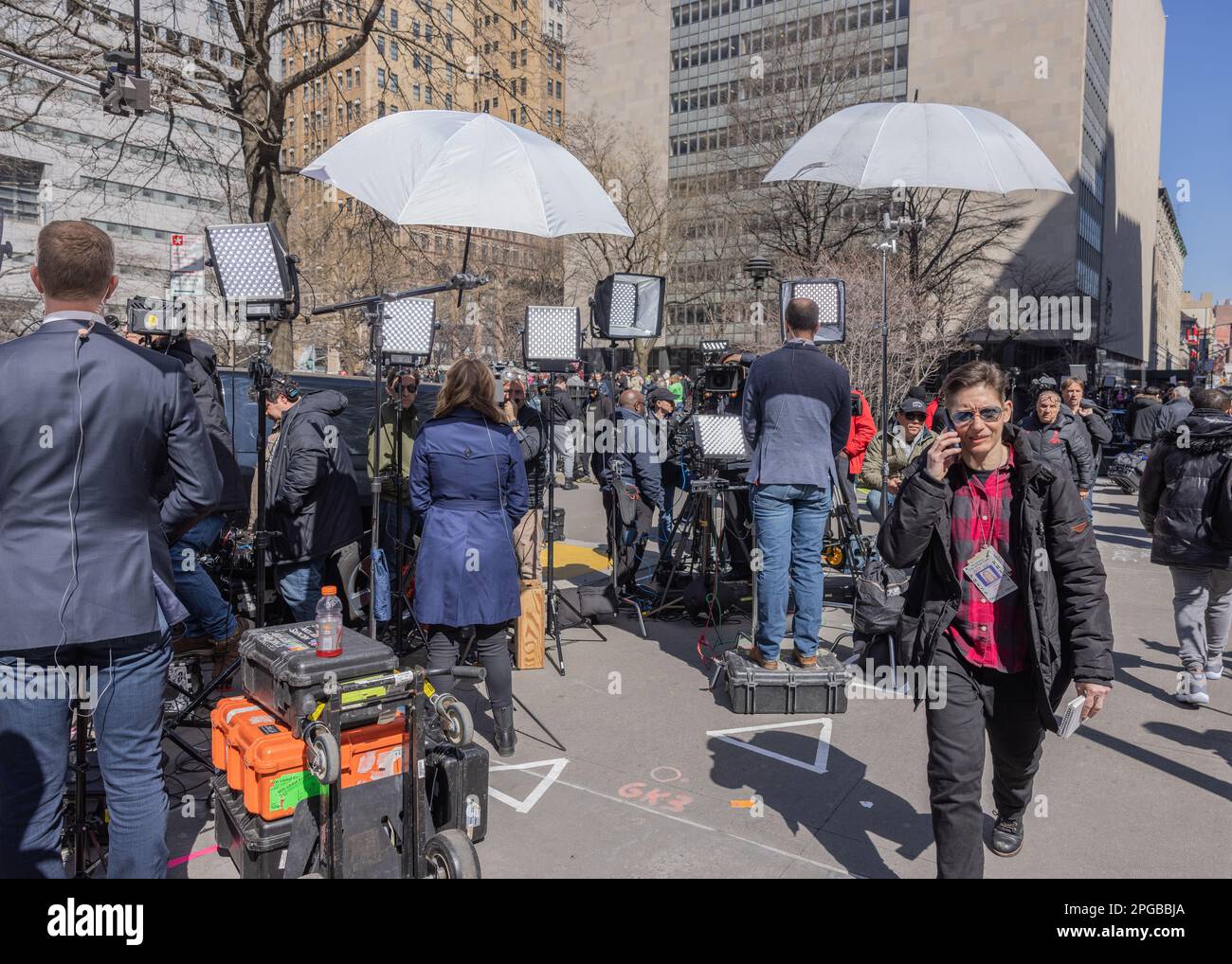 NEW YORK, NEW YORK – 21 mars 2023 : les membres des médias sont vus près du palais de justice pénale de Manhattan. Banque D'Images