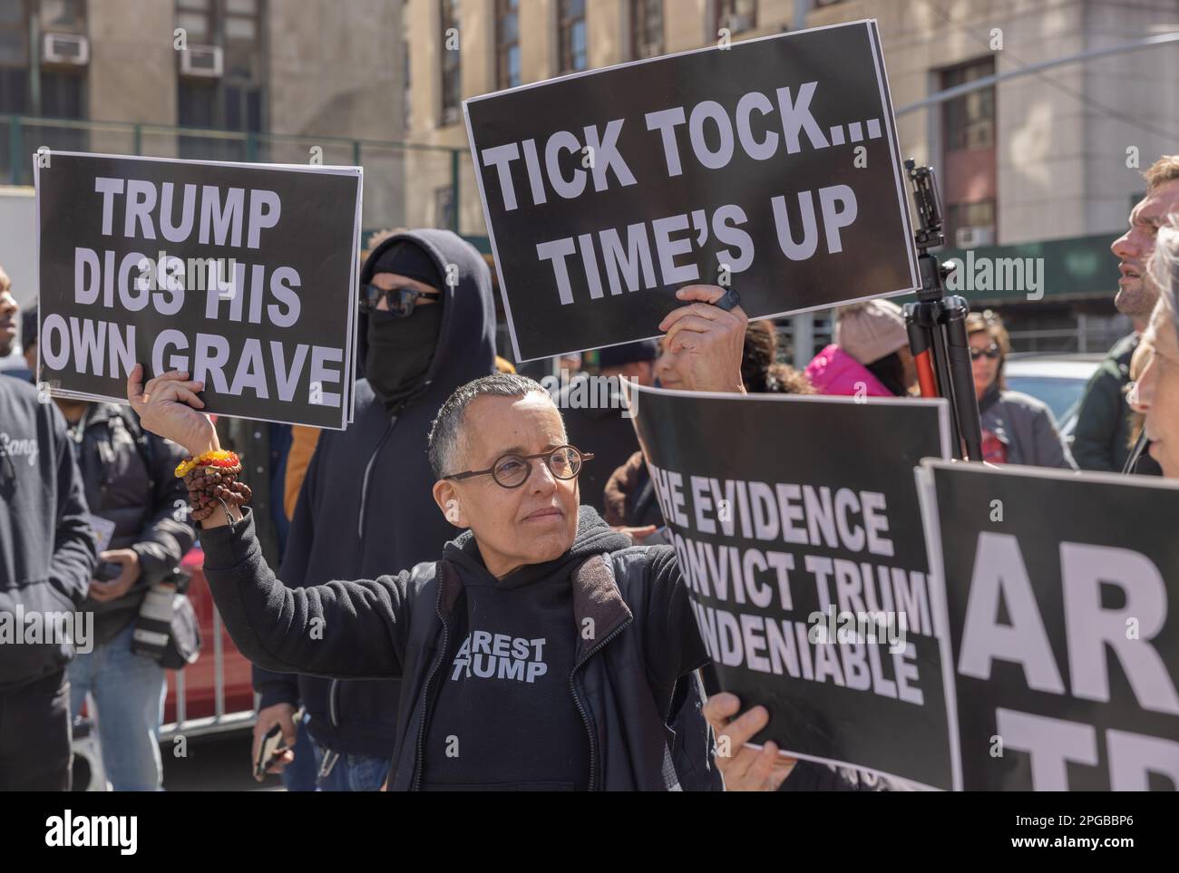 NEW YORK, NEW YORK – 21 mars 2023: Des manifestants et d'autres se rassemblent près du palais de justice pénale de Manhattan. Banque D'Images