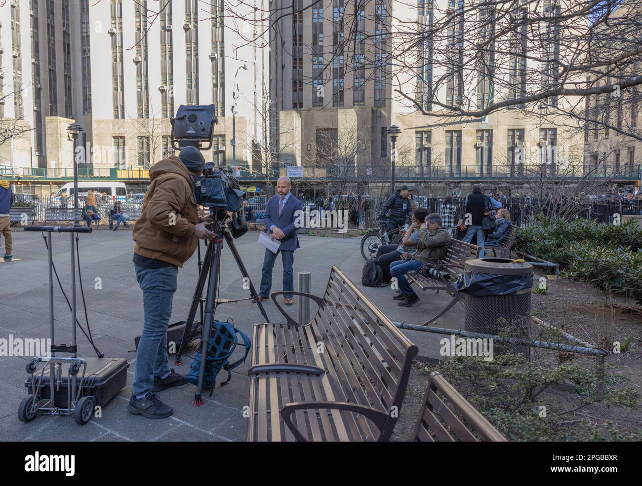 NEW YORK, NEW YORK – 21 mars 2023 : les membres des médias sont vus près du palais de justice pénale de Manhattan. Banque D'Images