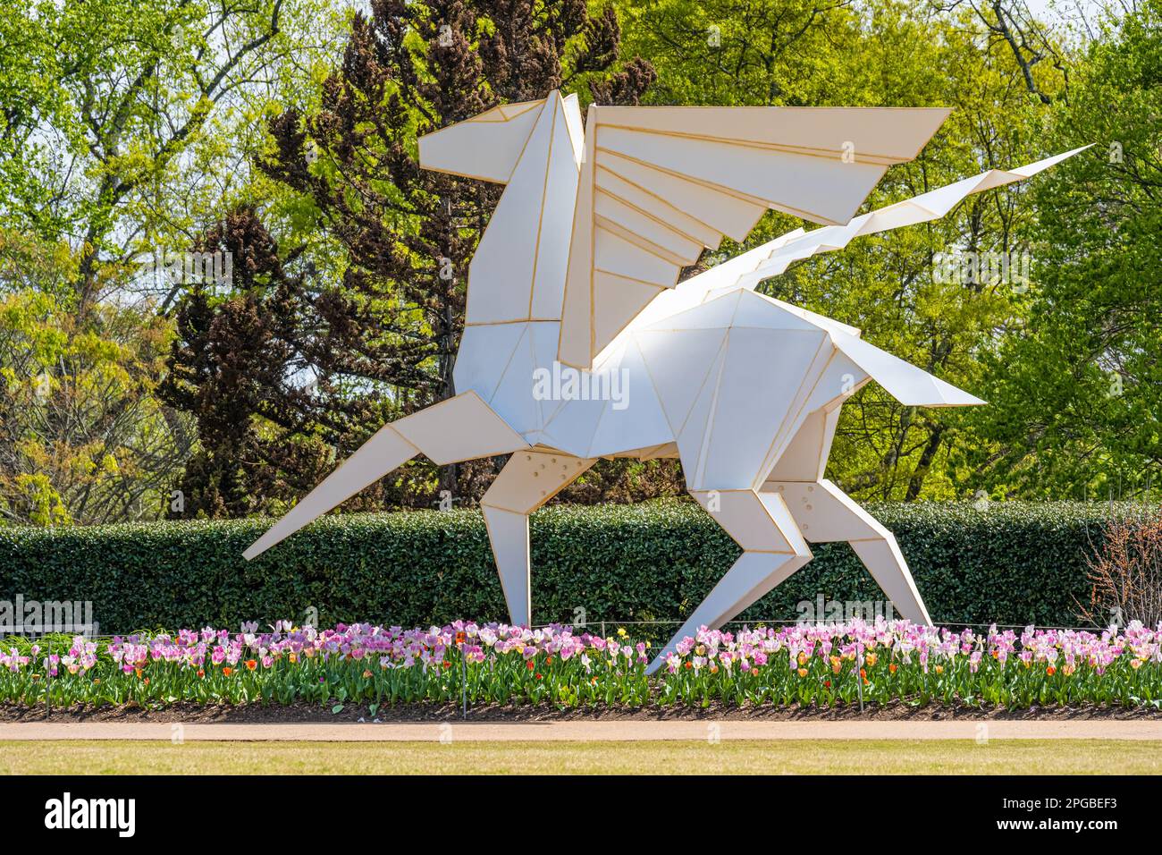 Sculpture massive d'origami métal Pegasus, appelée Hero's Horse, par Kevin Box au jardin botanique d'Atlanta à Midtown Atlanta, Géorgie. (ÉTATS-UNIS) Banque D'Images