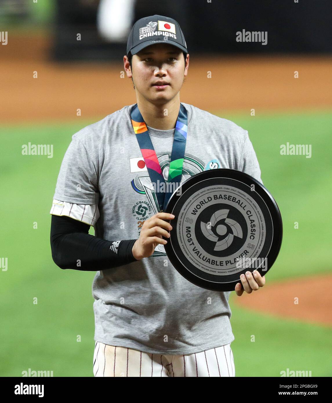 Miami, États-Unis. 21st mars 2023. Shohei Ohtani du Japon (16) célèbre avec le trophée de joueur le plus précieux après une victoire de 3-2 sur l'équipe des États-Unis lors de la finale de la Classique mondiale de baseball à Miami, Floride, mardi, 21 mars 2023. Photo par Aaron Josefczyk/UPI crédit: UPI/Alay Live News Banque D'Images