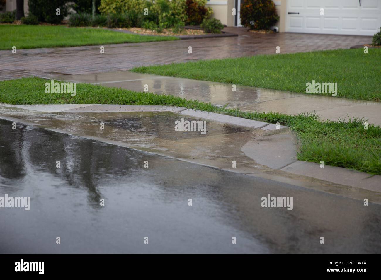 Ouragan inondation dans le quartier résidentiel avec le drain de tempête bouché Banque D'Images