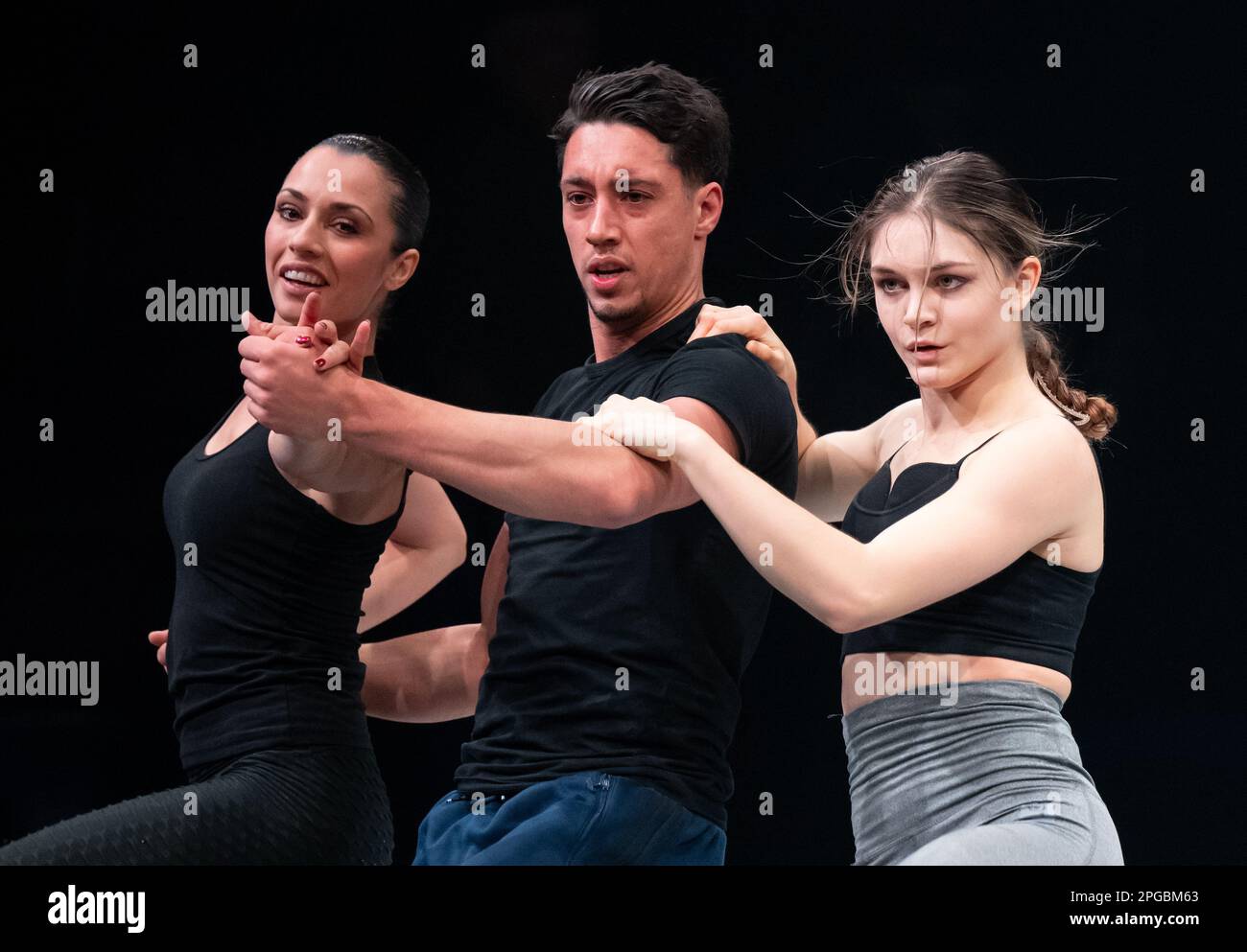 Munich, Allemagne. 21st mars 2023. René Casselly, l'interprète de cirque, sa sœur Merrilu (l) et Daria, du Circus Theatre Bingo, ont été enregistrés lors d'une répétition au Circus Krone. En janvier, lui et sa sœur ont reçu le Clown d'or au Festival international du Cirque de Monte Carlo. Casselly se produit au Circus Krone de 22 mars à 16 avril 2023. Credit: Sven Hoppe/dpa/Alay Live News Banque D'Images