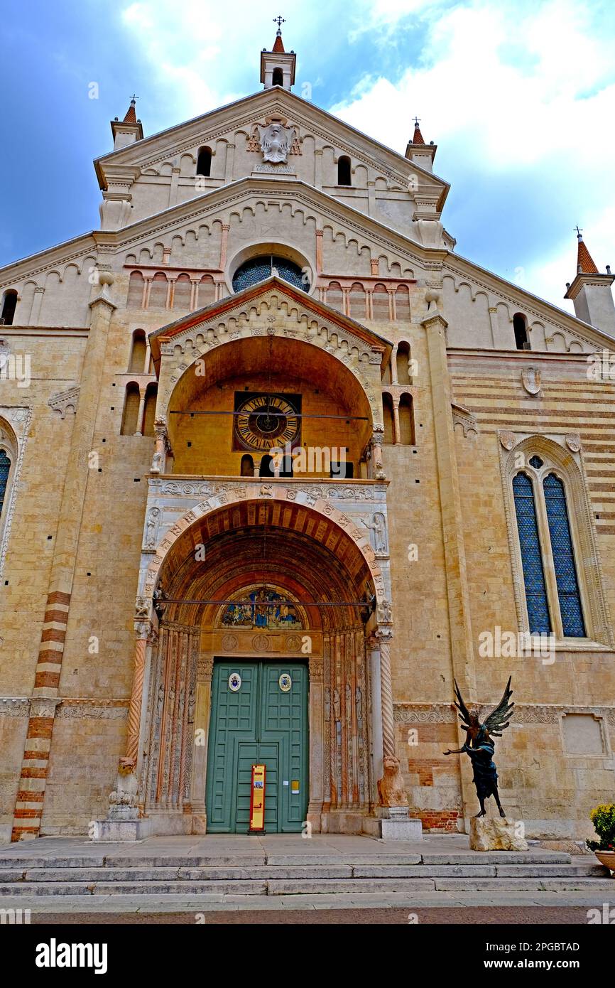 La façade du Duomo Cattedrale di S. Maria Matricolare à Vérone en Italie Banque D'Images