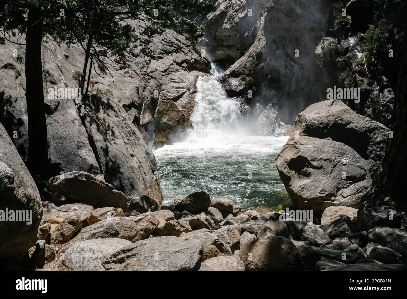 Cascade dans le parc national de Kings Canyon Banque D'Images