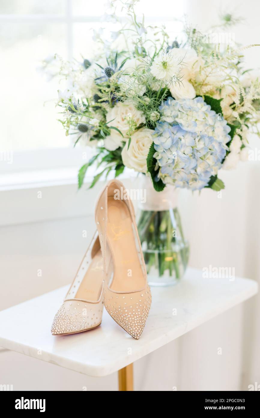 Une photo verticale d'une paire de chaussures de mariage blanches Banque D'Images