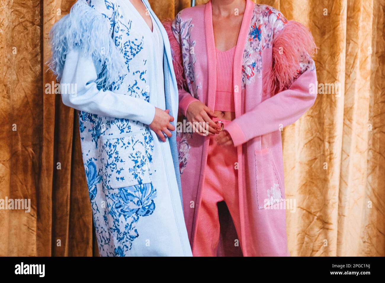 Deux figurines écourtées en bleu rose élégant vêtements cardigans sur les coulisses de la Fashion week Banque D'Images