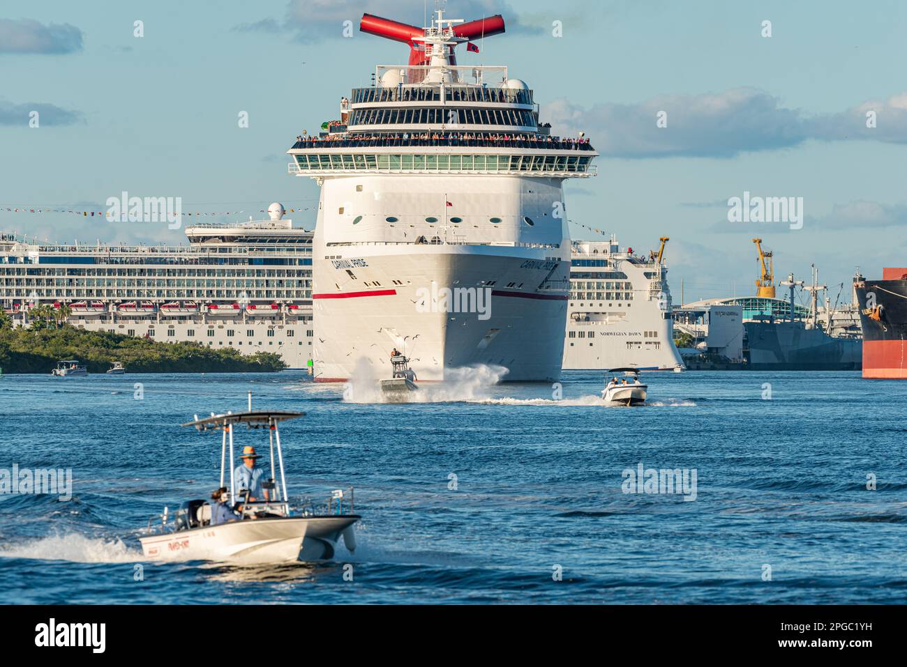 Bateau de croisière à l'écart Banque D'Images