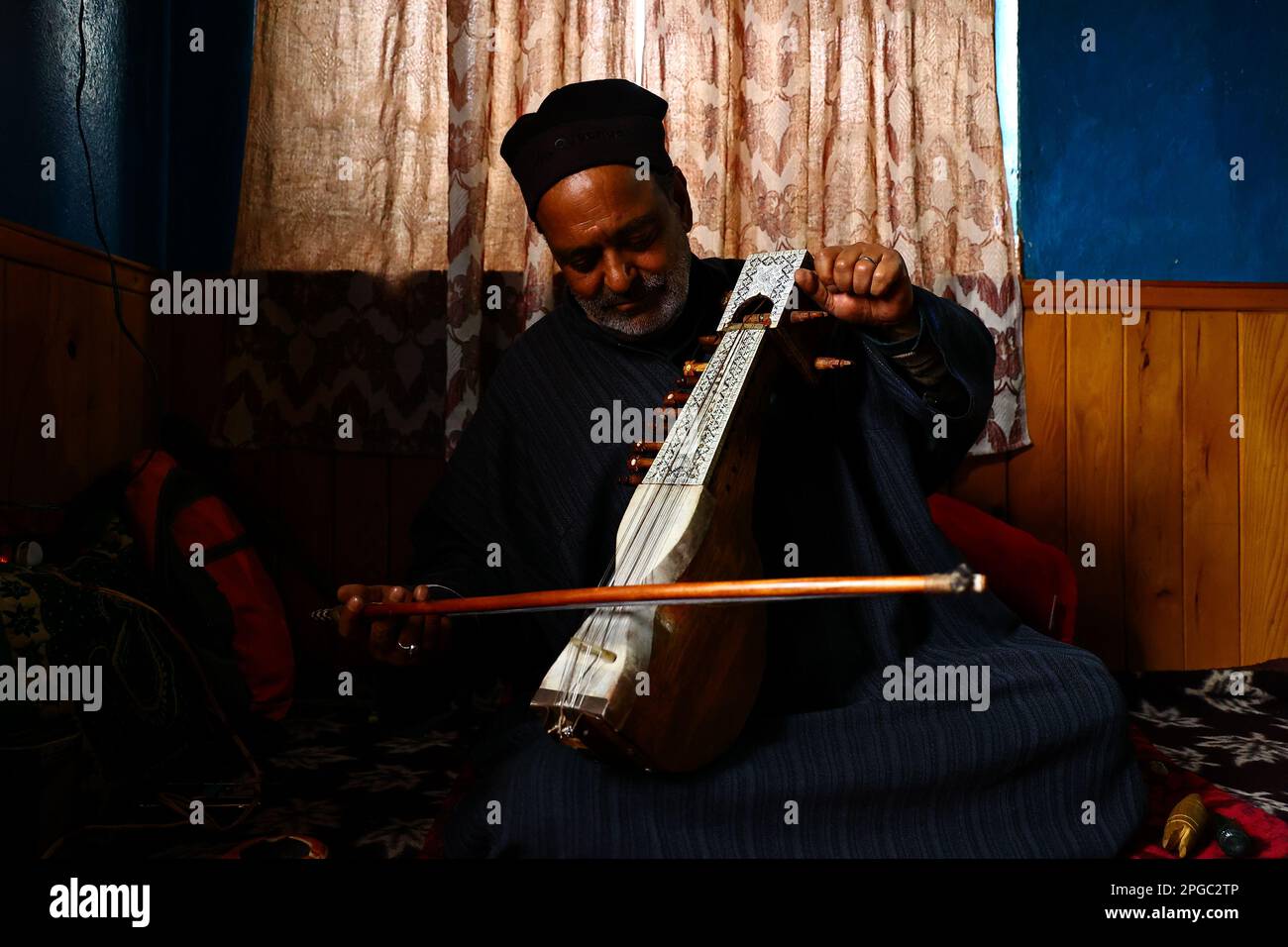 Sopore, Inde. 21st mars 2023. Abdul Hamid Teli, chanteur de Kashmiri, joue à Sarangi lors d'une séance d'entraînement dans le district de Sopore Baramulla Jammu-et-Cachemire en Inde, le 21 mars 2023. (Photo de Nasir Kachroo/NurPhoto) Credit: NurPhoto SRL/Alay Live News Banque D'Images