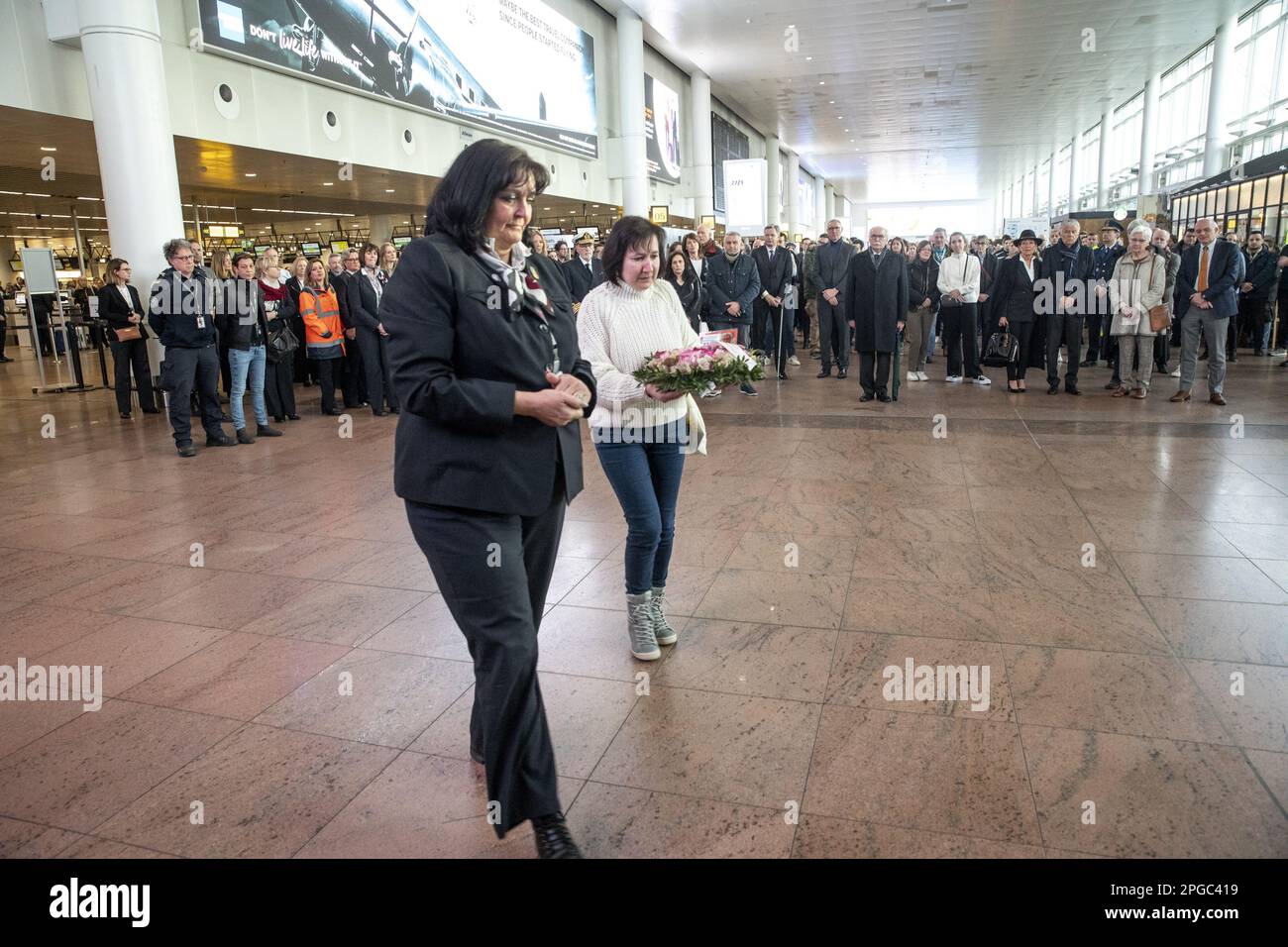 Bruxelles, le 22 mars 2023. Une femme dépose une couronne de fleurs lors d'une cérémonie à l'aéroport de Bruxelles à Zaventem pour commémorer les attentats terroristes de 2016 à Bruxelles, le mercredi 22 mars 2023. Sur 22 mars 2016, 32 personnes ont été tuées et 324 ont été blessées lors d'attentats suicide à l'aéroport national de Zaventem et à la station de métro Maalbeek/Maelbeek, qui ont été revendiqués par l'ISIL. BELGA PHOTO HATIM KAGHAT Banque D'Images