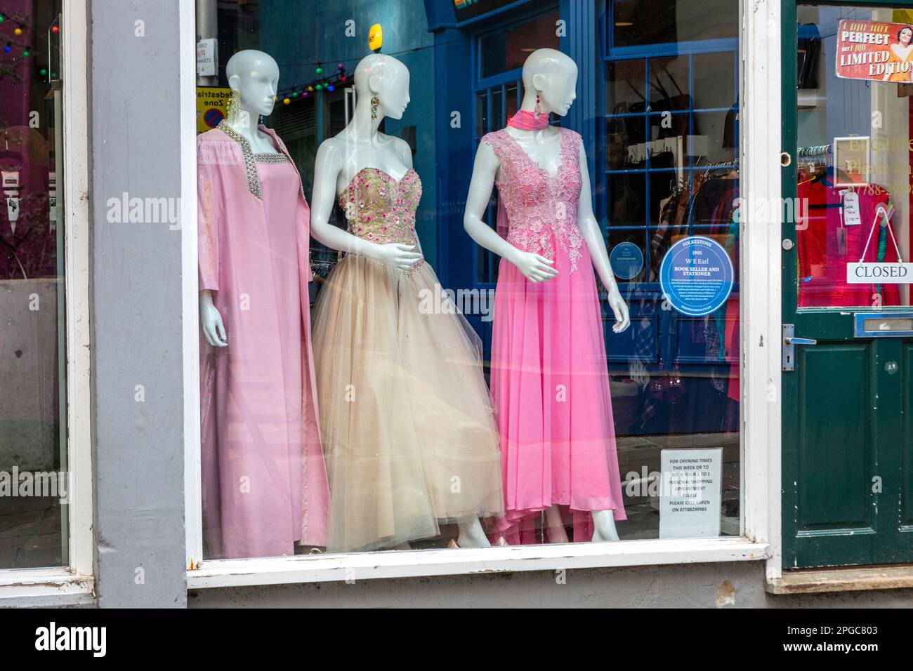 Trois mannequins en robes longues dans une fenêtre d'atelier, Banque D'Images