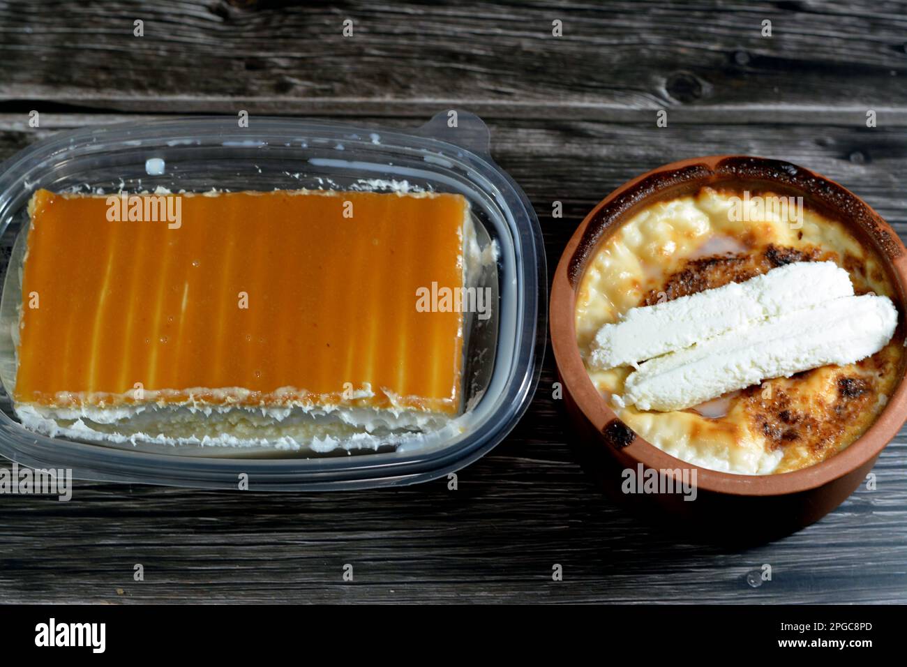 Gâteau de sangsues de Tres, sangsues de casserole couvertes de crème fouettée et de sauce caramel et casserole de poterie de riz au lait nappé de crème cuite dans le Banque D'Images