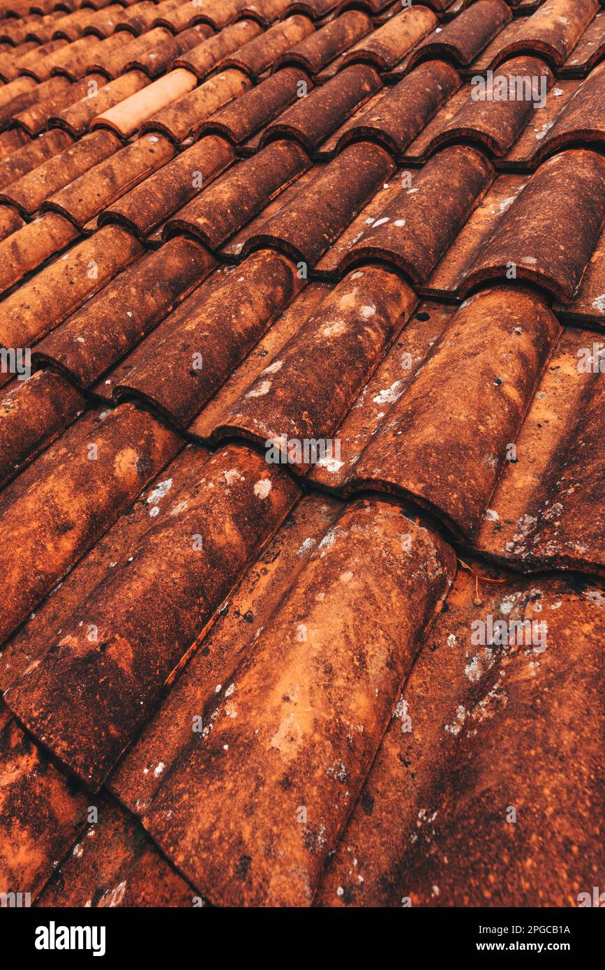 Les anciennes tuiles rustiques de toit en terre cuite sont décorées comme arrière-plan, avec des détails architecturaux de Lovran, Croatie Banque D'Images