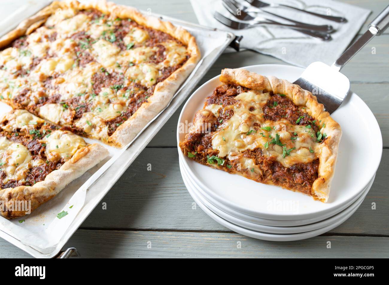 Pizza avec compote de viande et garniture au fromage Banque D'Images