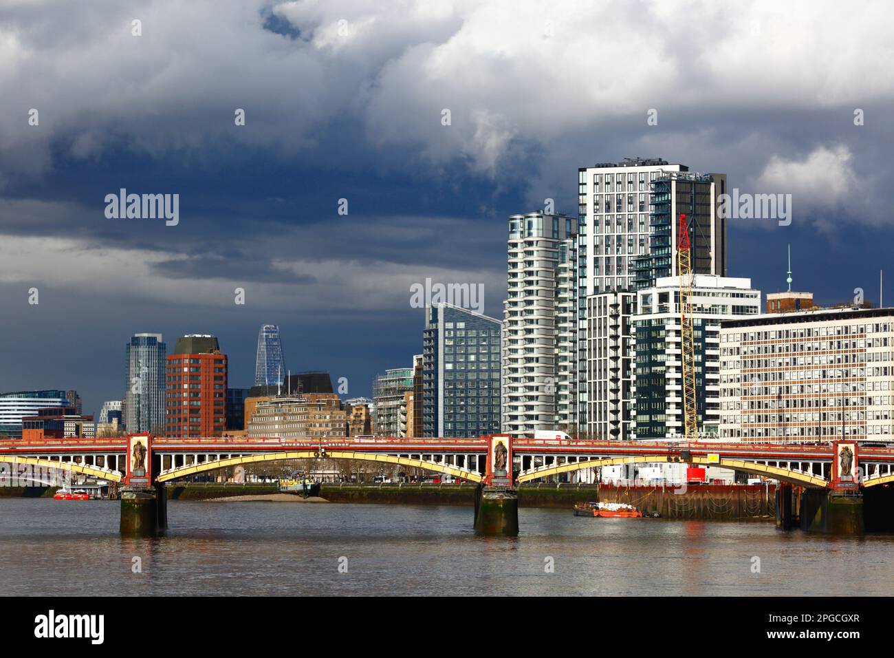 Vue en aval le long de la Tamise jusqu'au pont Vauxhall, One Blackfriars Road / 'The Boomerang' Building à Bankside à distance, Londres, Angleterre Banque D'Images