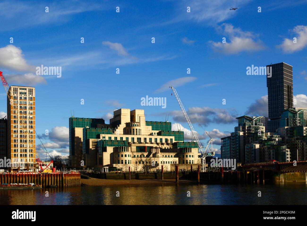Vue sur la Tamise de Millbank à MI6 bâtiments et grues sur les sites de construction à proximité, Londres, Angleterre Banque D'Images