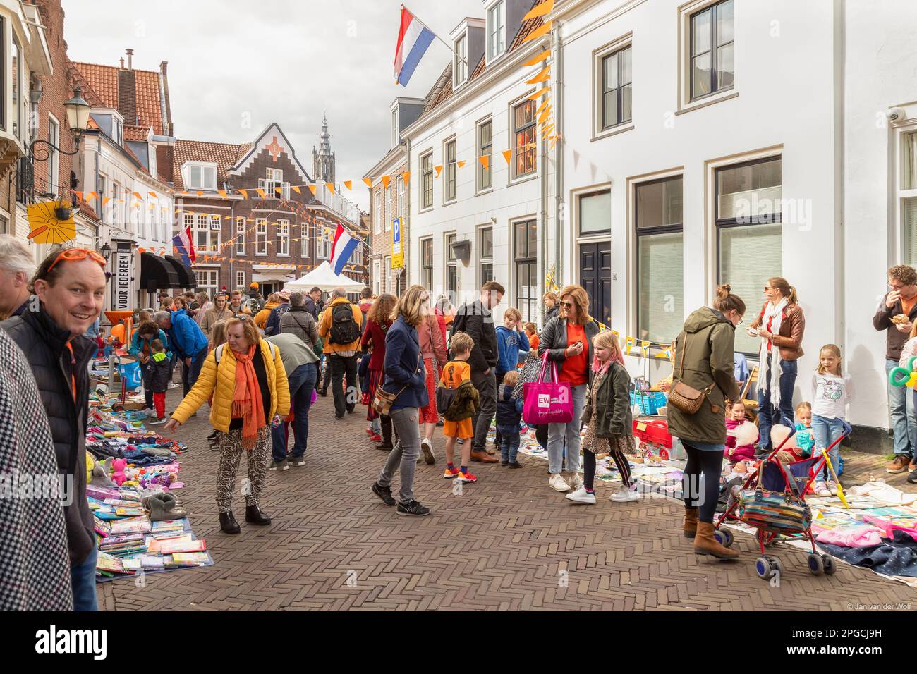 Marché libre le jour du Roi dans la ville d'Amersfoort où les enfants et les adultes proposent des objets anciens à vendre dans la rue. Banque D'Images