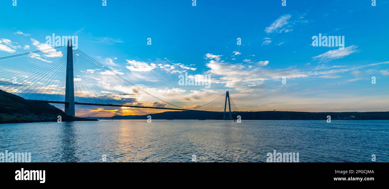 Pont Yavuz Sultan Selim à Istanbul, Turquie. 3rd pont du Bosphore d'Istanbul avec ciel bleu. Vue sur le coucher du soleil. Banque D'Images