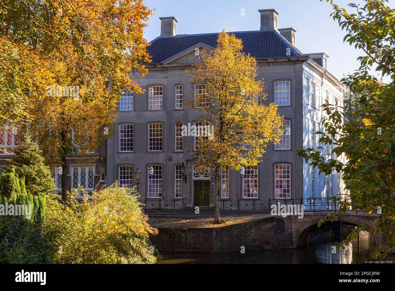 Majestueuse maison de marchand sur le canal dans la cité médiévale d'Amersfoort ; pays-Bas. Banque D'Images
