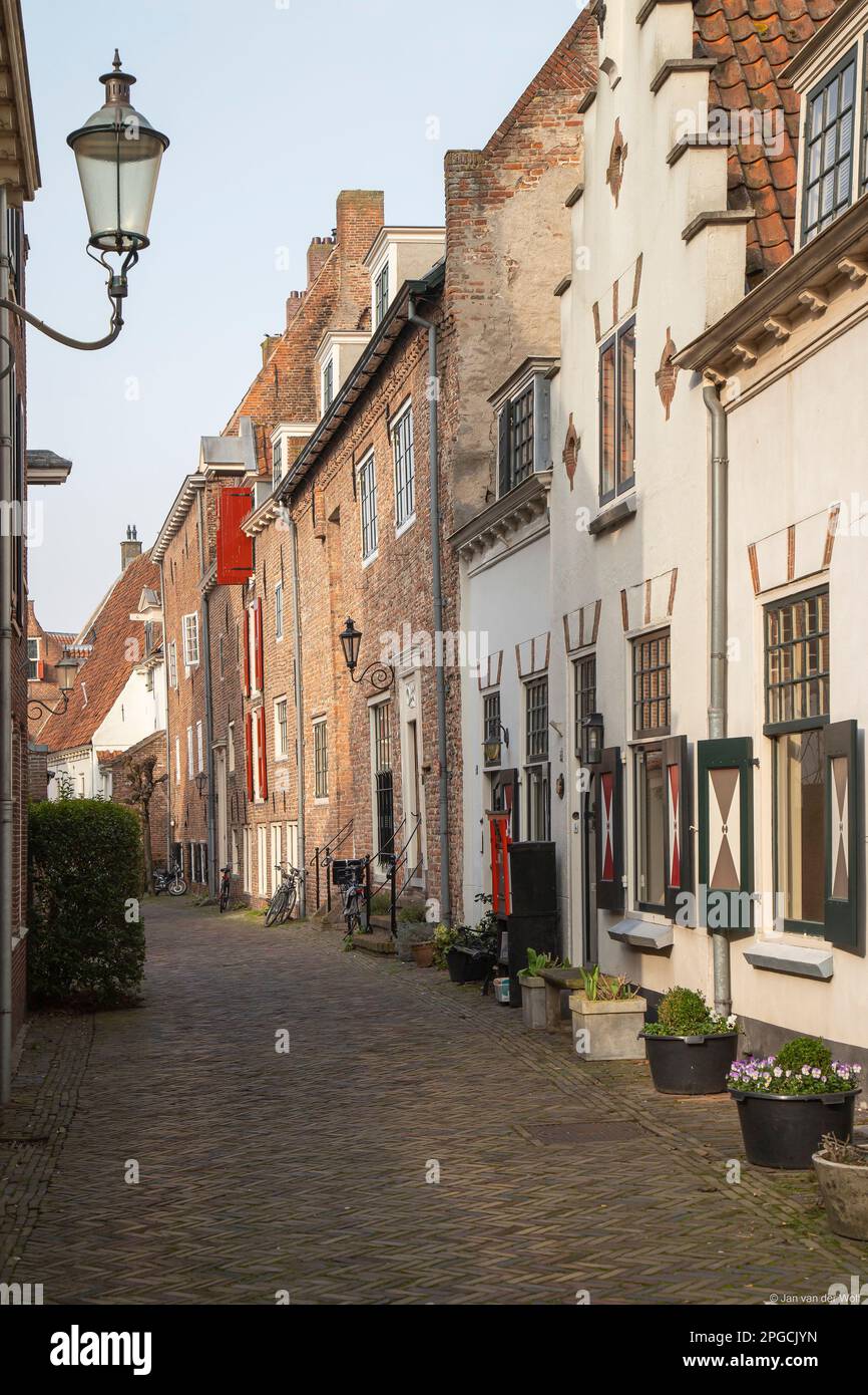 Maisons murales (Muurhuizen) dans le centre de la ville médiévale historique d'Amersfoort aux pays-Bas. Banque D'Images