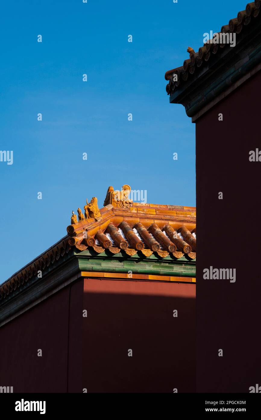 Un cliché vertical des toits en tourelle de la Cité interdite de Pékin contre un ciel bleu clair Banque D'Images