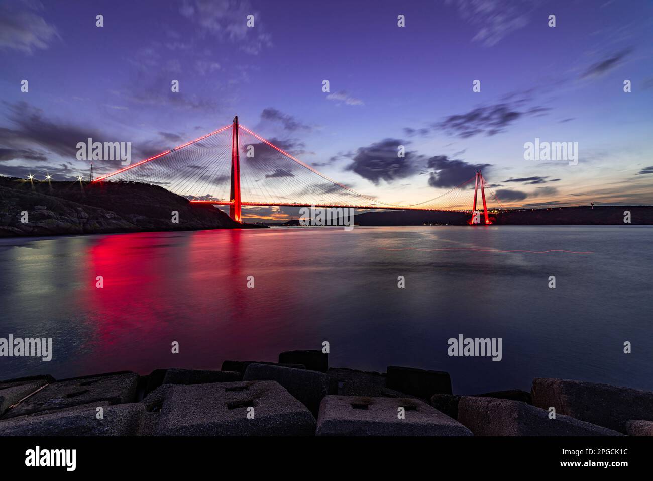 Pont Yavuz Sultan Selim à Istanbul, Turquie. 3rd pont du Bosphore d'Istanbul avec ciel bleu. Vue sur le coucher du soleil. Banque D'Images