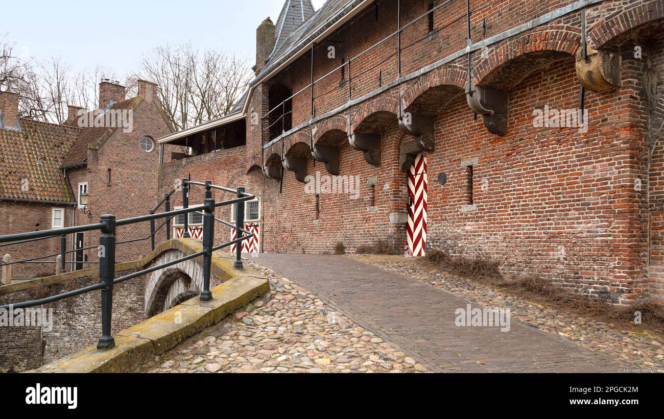 Vue sur la ville historique d'Amersfoort avec la porte médiévale de la ville, le Koppelpoort. Banque D'Images
