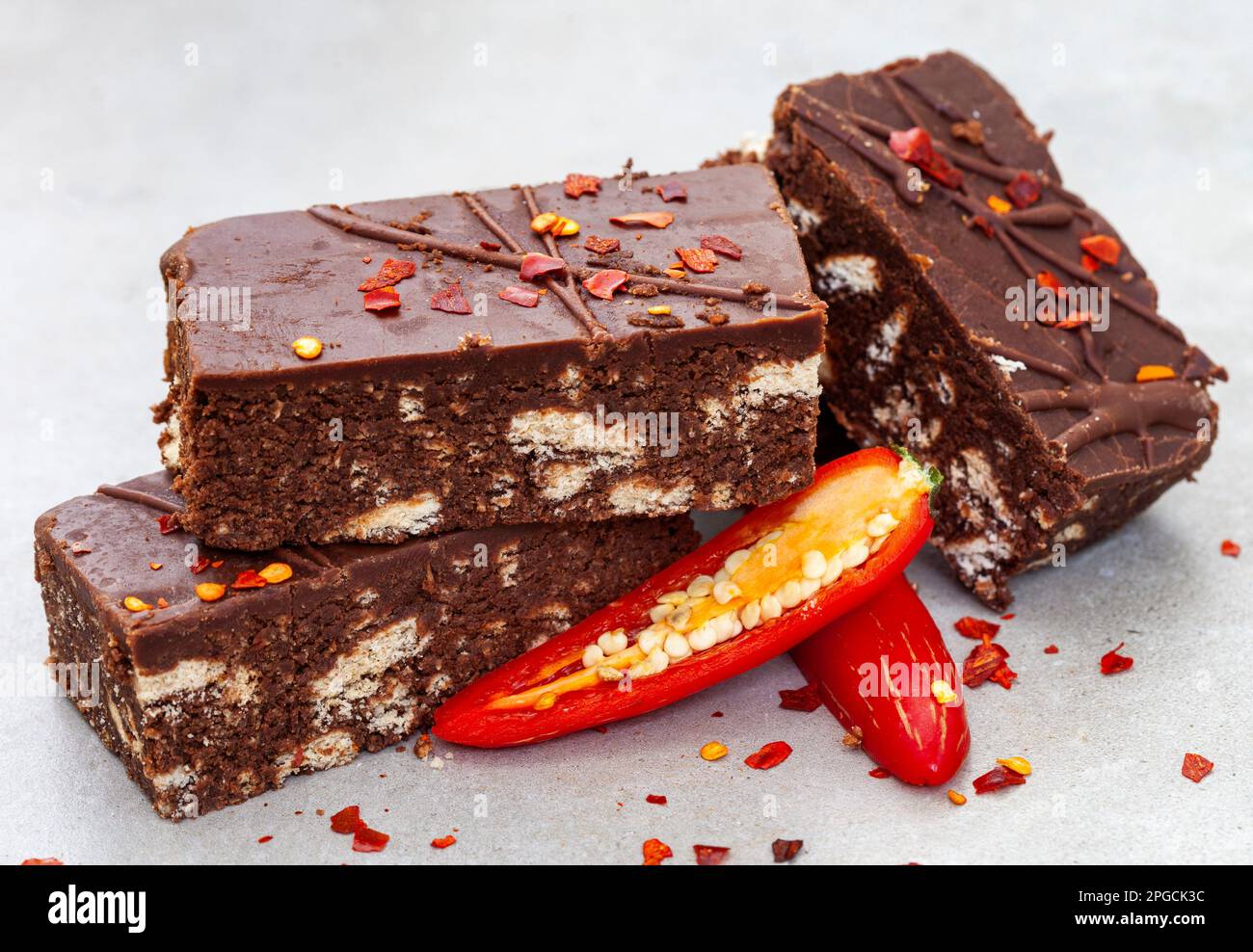 Brownies au chocolat au Chili sur fond gris Banque D'Images