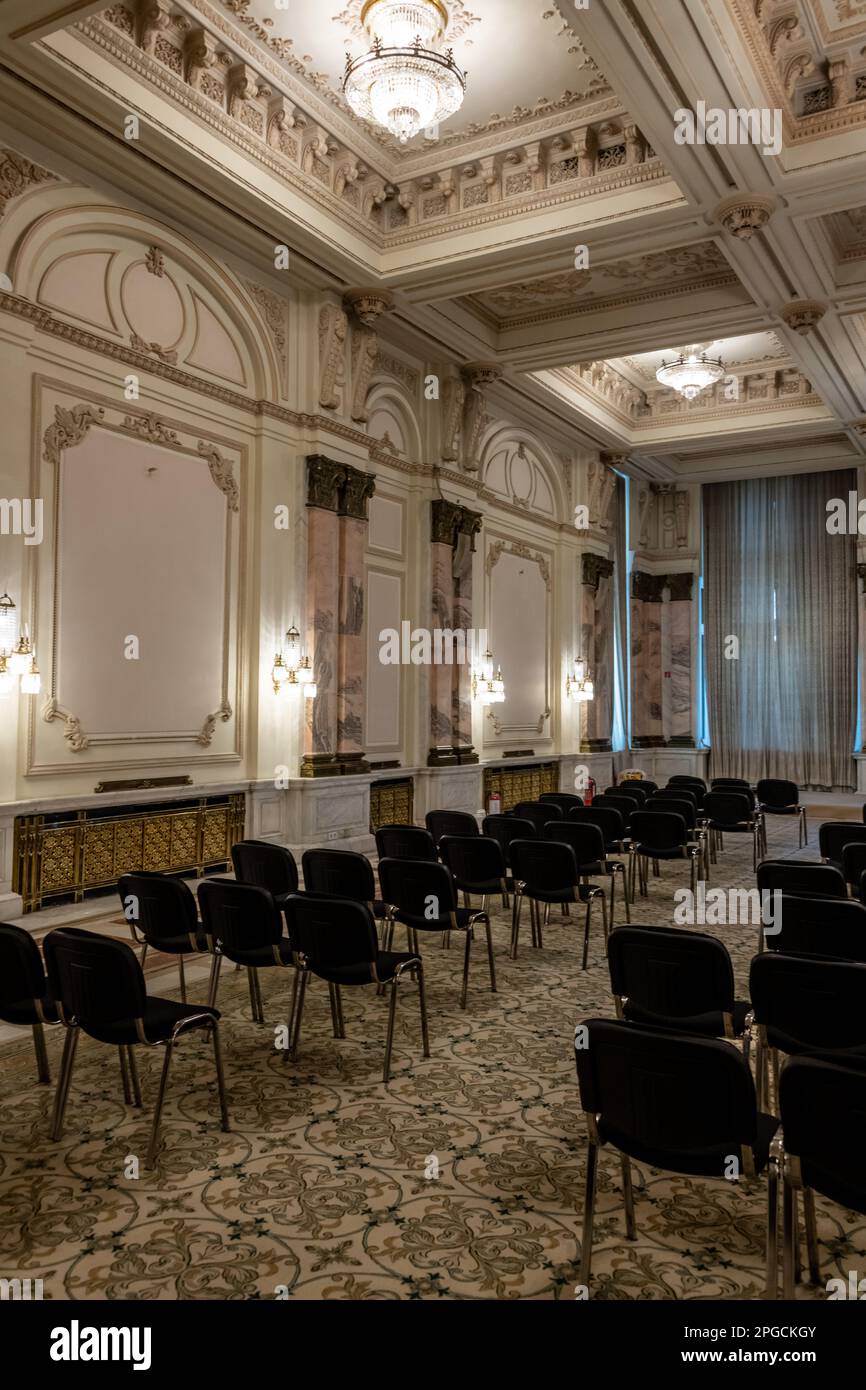 Salle de conférence située dans les bâtiments du Parlement à Bucarest, Roumanie. Banque D'Images