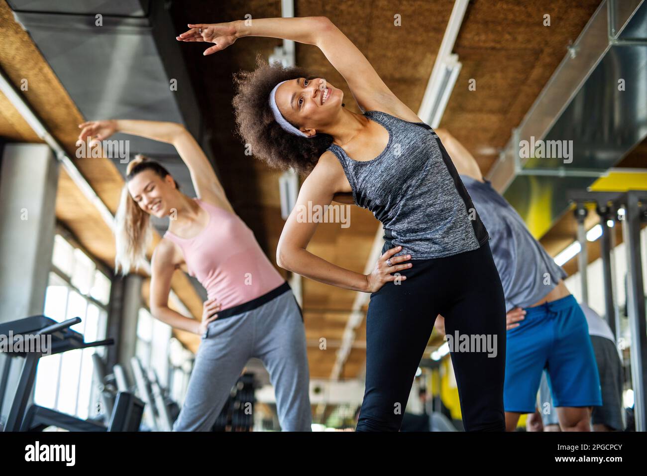 Groupe de jeunes gens en forme, amis faisant des exercices en salle de gym pour rester en bonne santé. Sport, concept de personnes. Banque D'Images