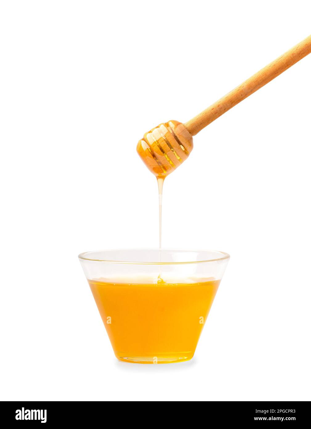 Miel dans un bol avec du miel provenant d'une cuillère sur fond blanc. Miel avec balancier de miel isolé. Banque D'Images
