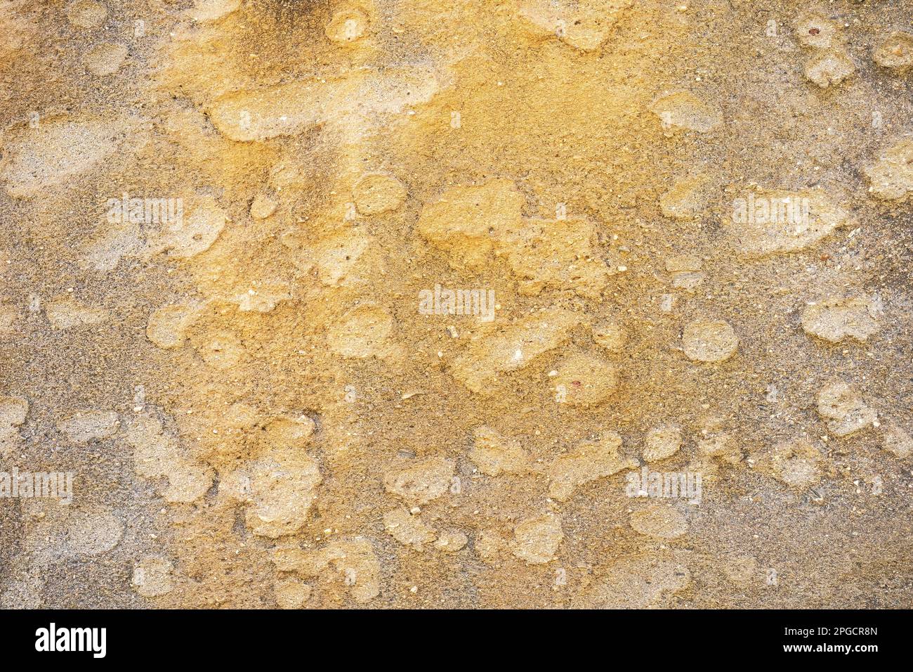 Depuis le dessus de l'arrière-plan texturé d'une terre désertique de sable gris rugueux et taché en plein jour Banque D'Images