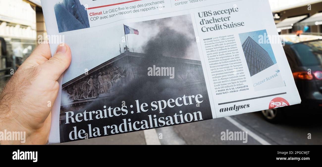 Paris, France - 20 mars 2023 : le spectre de la radicalisation - retraite - titre du journal les Echos lu par celui de l'homme en main Banque D'Images