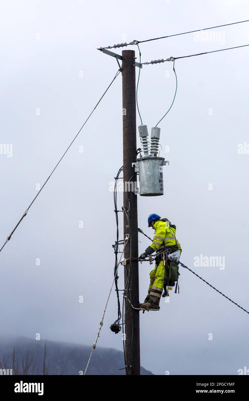 ESB ingénieurs travaillant à connecter l'alimentation électrique dans le comté rural de Donegal, Irlande Banque D'Images