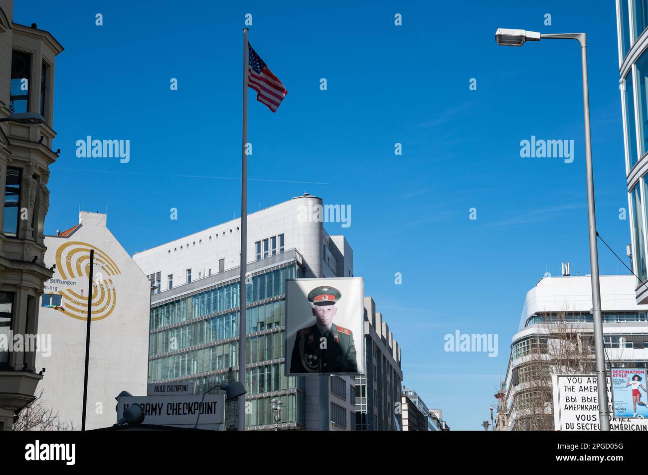 16.03.2023, Berlin, Allemagne, Europe - l'ancien poste frontalier de Checkpoint Charlie le long de Friedrichstrasse entre Kochstrasse et Zimmerstrasse. Banque D'Images