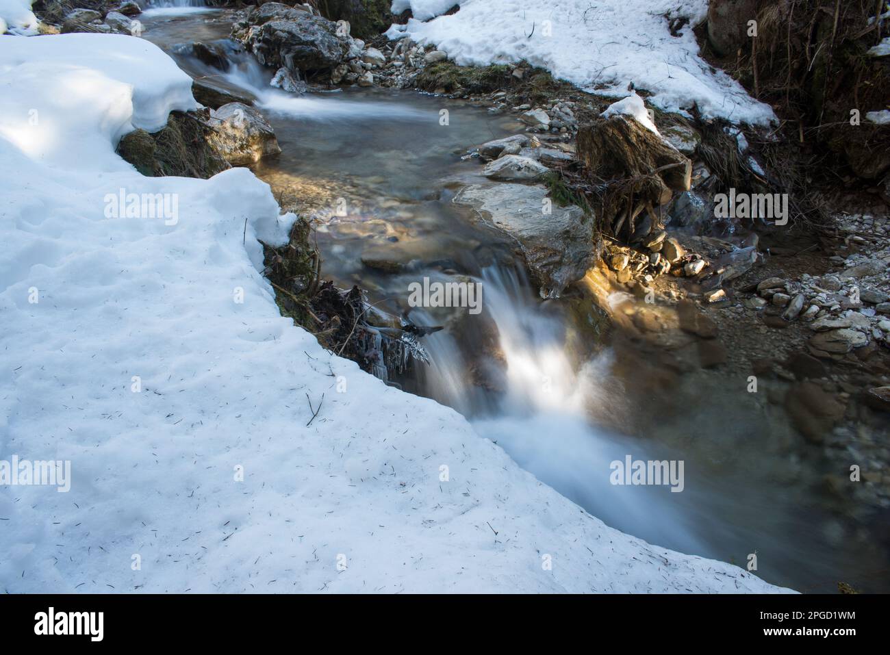 il freddo il ghiaccio, la neve nei paesaggi invernali delle montagne delle dolomiti, paesaggi di montagna. Banque D'Images