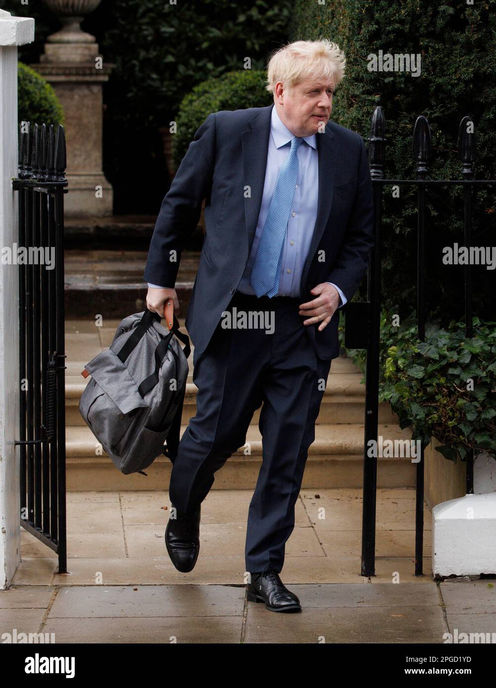 Londres, Royaume-Uni. 22nd mars 2023. L'ancien Premier ministre Boris Johnson quitte sa maison pour se rendre à Westminster. À 2pm heures, il devra faire face à des questions de 4 heures par le Comité spécial pour savoir s'il induit en erreur le Parlement au sujet d'allégations de partying pendant le confinement. Crédit : Mark Thomas/Alay Live News Banque D'Images