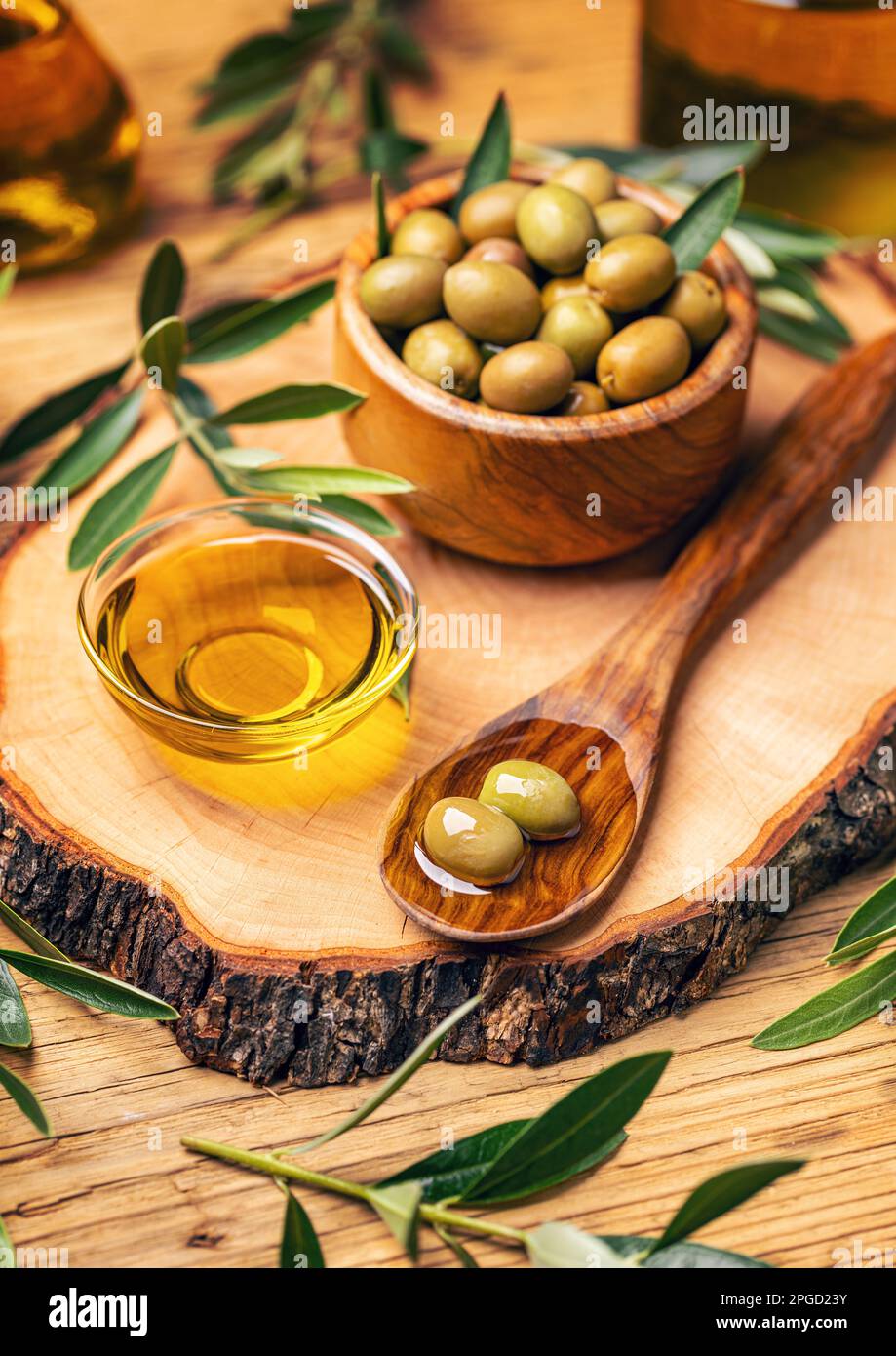 Olives méditerranéennes dans une vieille cuillère de cuisson avec huile d'olive, composition STILL Life Banque D'Images