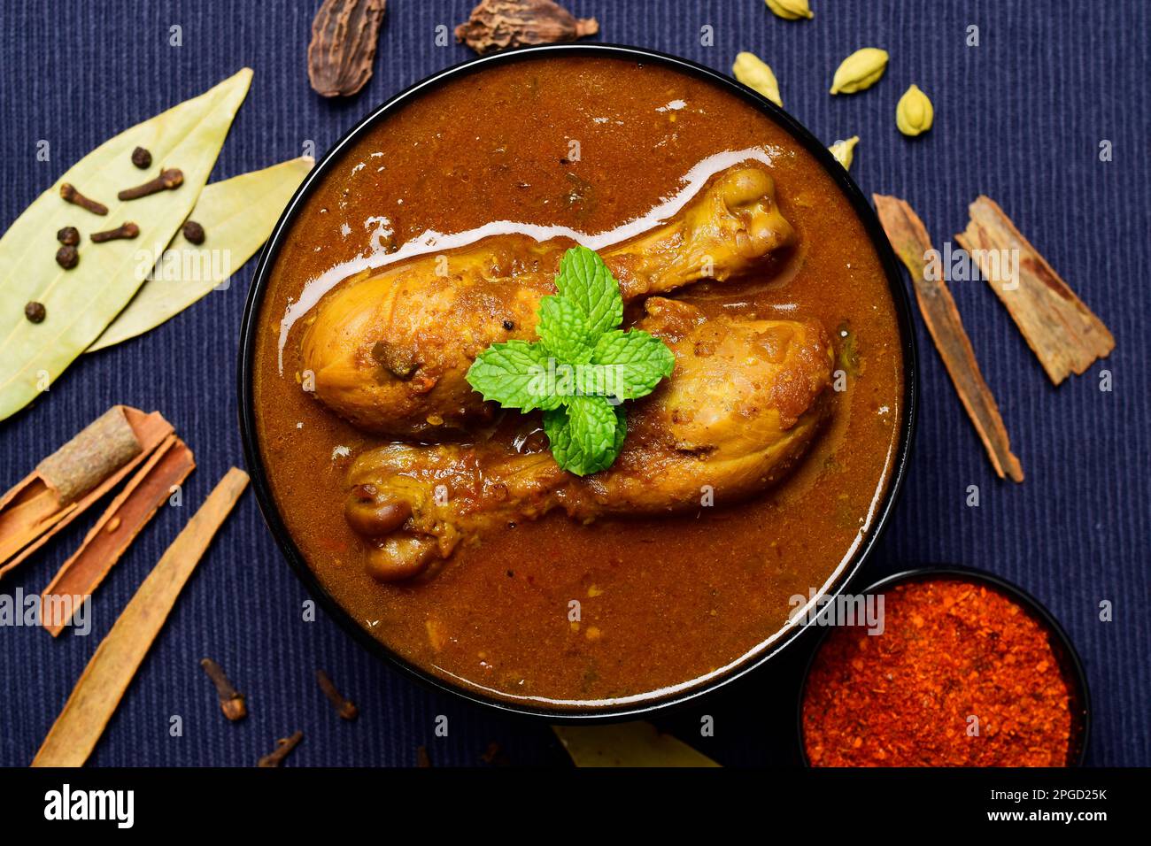 Vue de dessus du curry de poulet épicé à base d'épices entières Banque D'Images