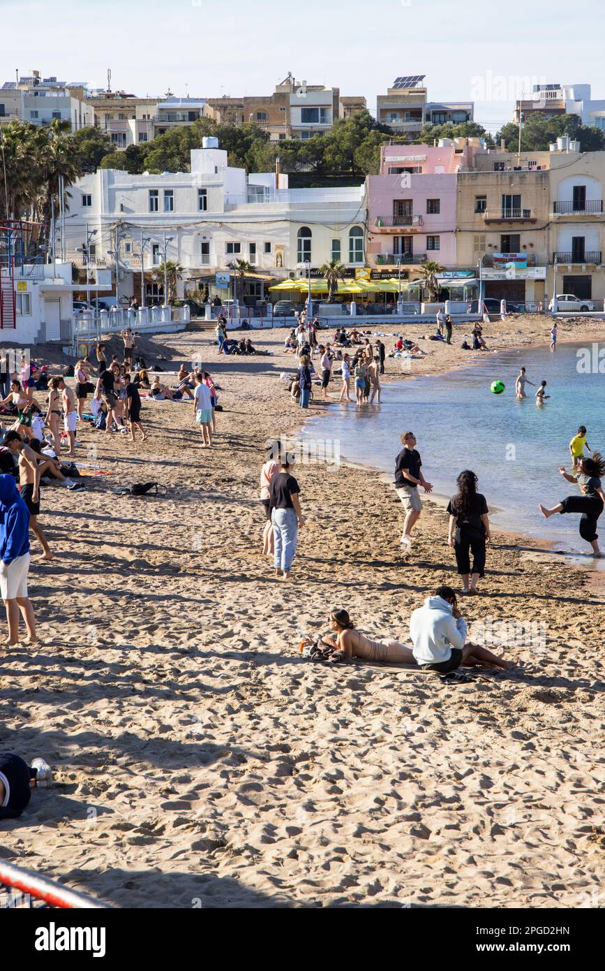 la plage de sable dans la baie de st georges à st julians malte Banque D'Images