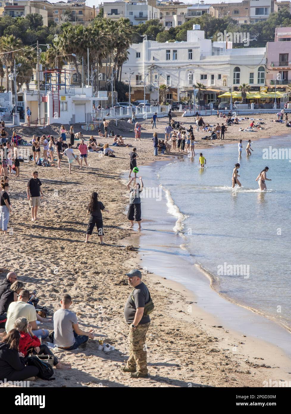 la plage de sable dans la baie de st georges à st julians malte Banque D'Images