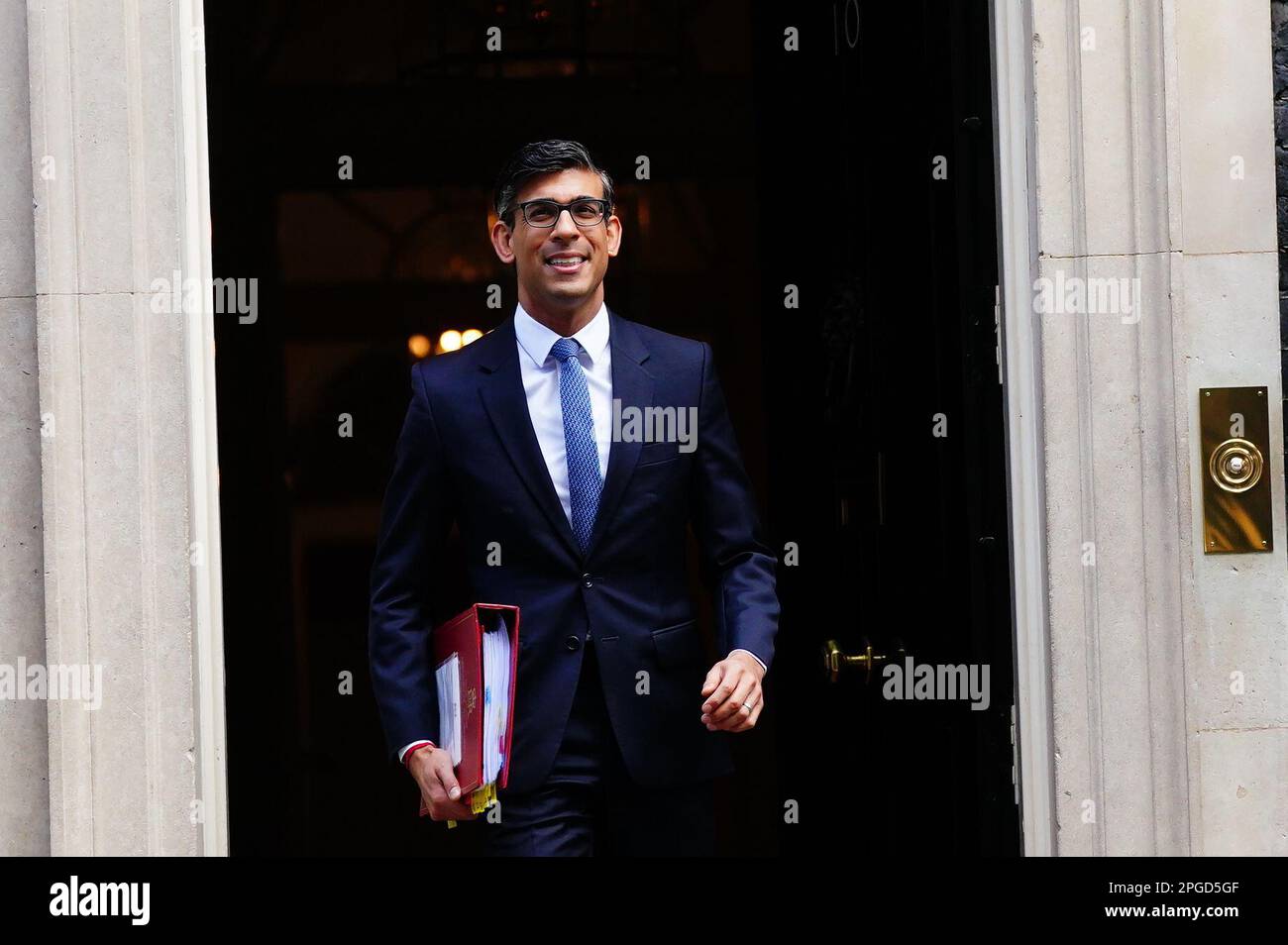 Le Premier ministre Rishi Sunak quitte le 10 Downing Street, Londres, pour assister aux questions du Premier ministre au Parlement. Date de la photo: Mercredi 22 mars 2023. Banque D'Images