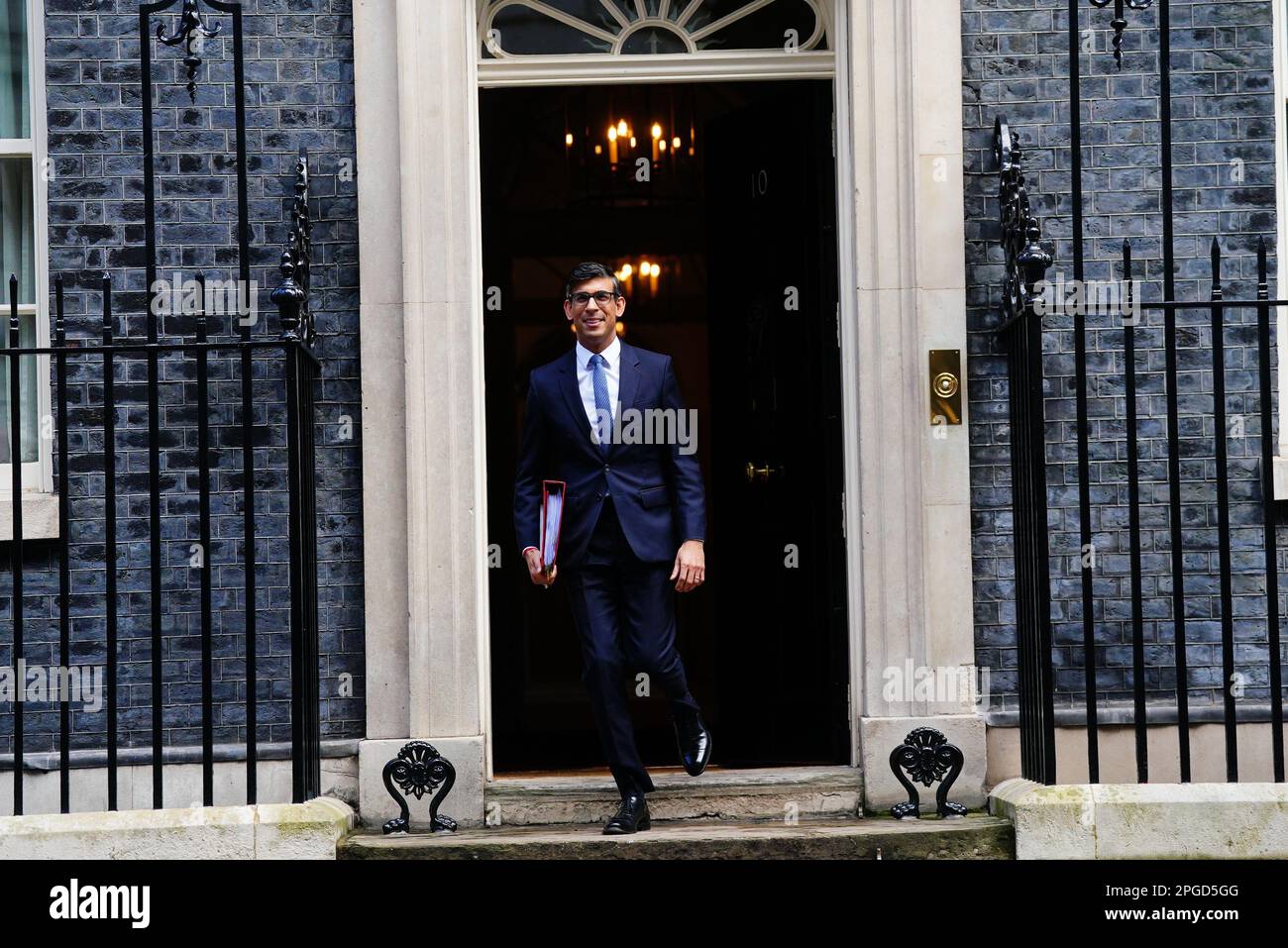 Le Premier ministre Rishi Sunak quitte le 10 Downing Street, Londres, pour assister aux questions du Premier ministre au Parlement. Date de la photo: Mercredi 22 mars 2023. Banque D'Images