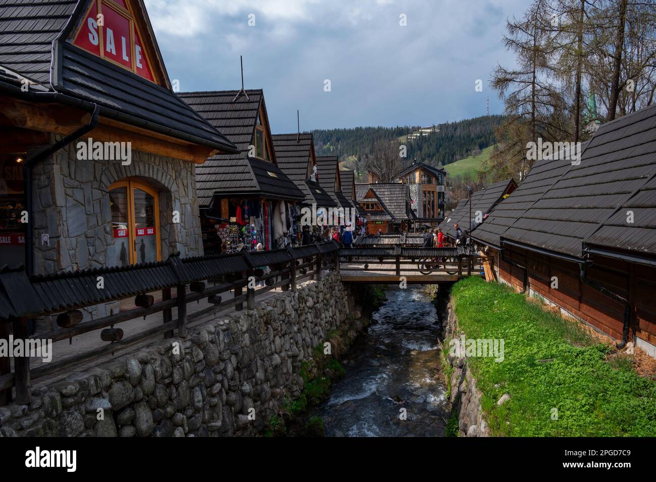 Vue d'un pont au village pittoresque de Zakopane, Pologne. Banque D'Images