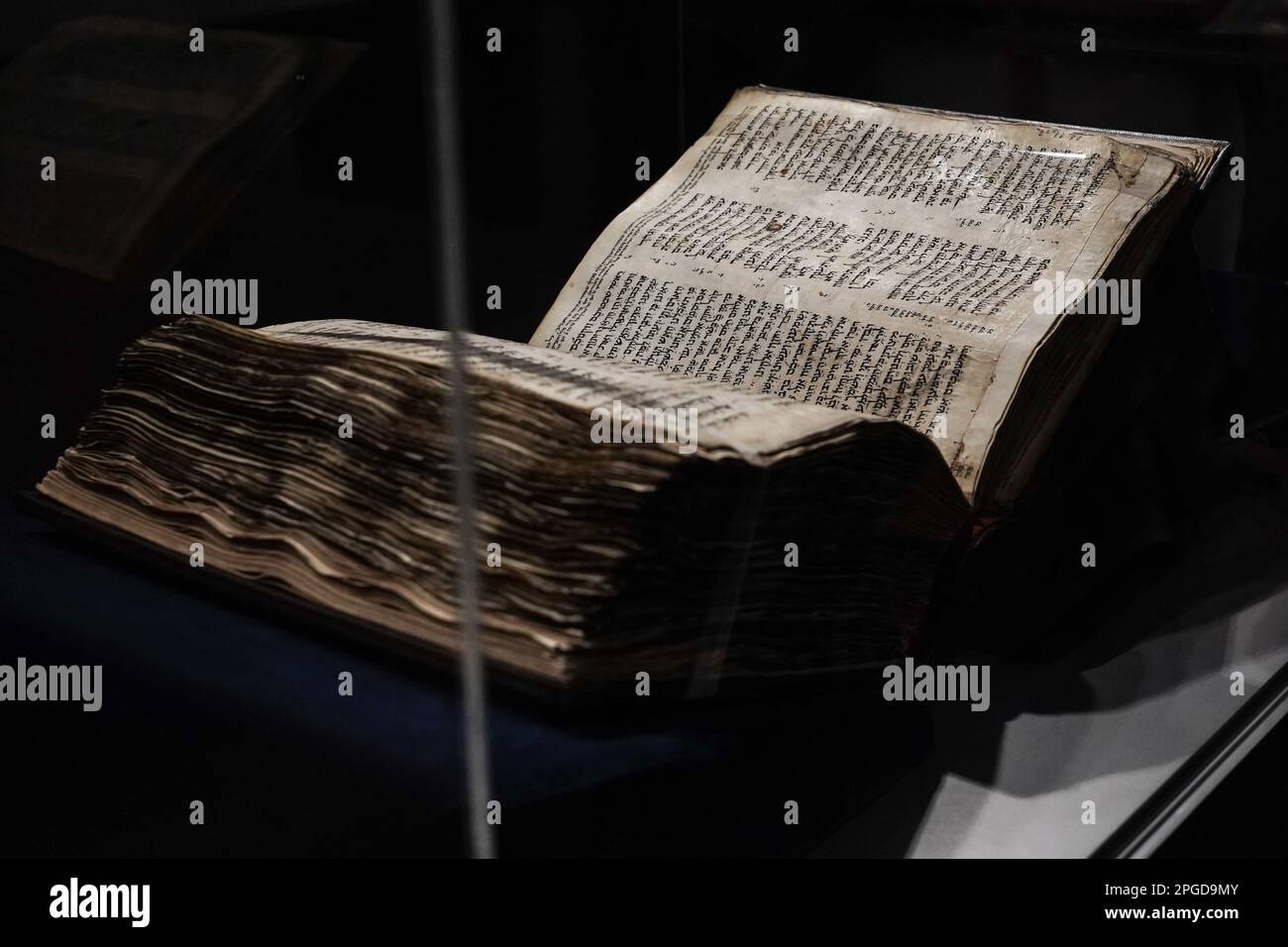 Tel Aviv, Israël. 22nd mars 2023. Le Musée du peuple juif expose le Codex Sassoon quelques semaines avant qu'il ne soit mis aux enchères par Sotheby's à New York et devrait vendre plus de $30 millions. Le codex est l'un des plus anciens manuscrits bibliques, un parchemin de 1 100 ans lié au cuir, manuscrit, de 792 pages contenant presque la Bible hébraïque complète, le Tanakh. La datation au radiocarbone estime la date de création de 880 à 960 et le style d'écriture suggère un scribe du début du 10th siècle dans le Levant. Il tire son nom de son propriétaire de 1929 - David Solomon Sassoon, un busi juif Banque D'Images