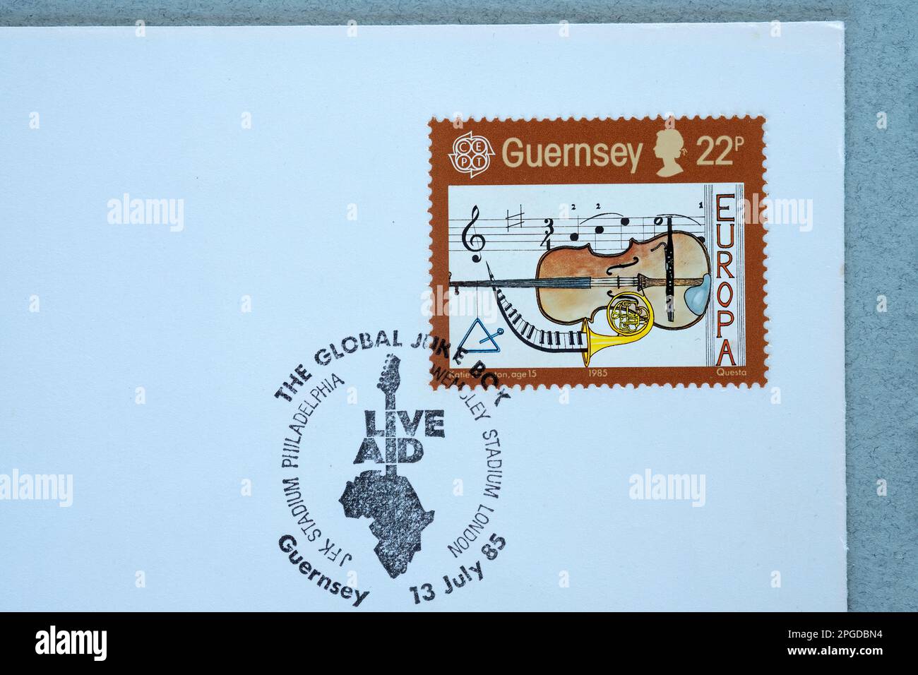 Un timbre émis à Guernesey comme première couverture de jour pour l'événement Live Aid en 1985. Le timbre est marqué avec les détails de l'événement Live Aid Banque D'Images
