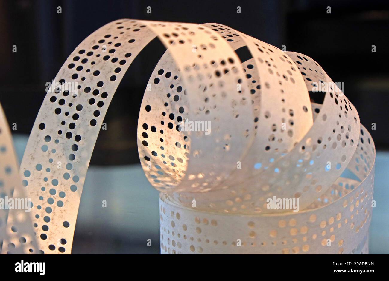 Bobine de ruban papier perforé à cinq trous pour ordinateur, utilisée pour charger des programmes et des données Banque D'Images