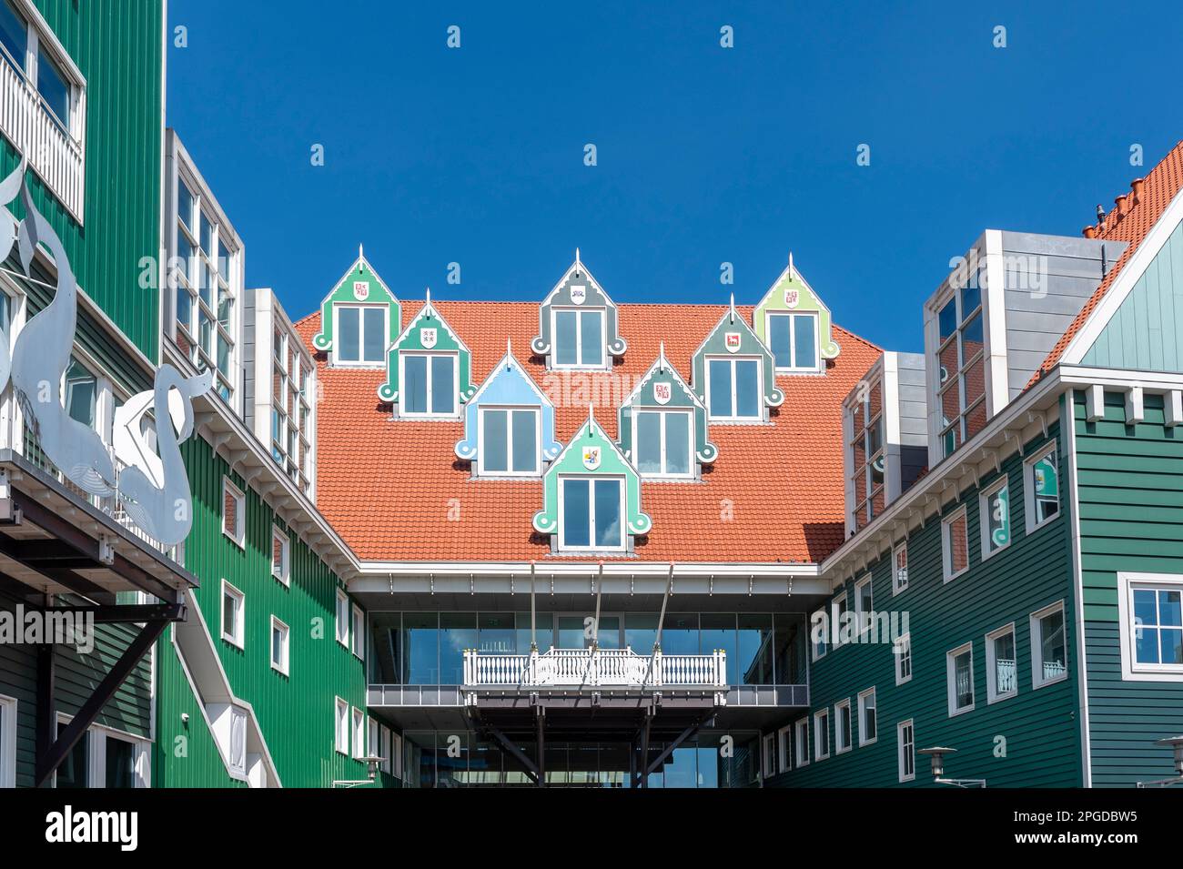 Façade d'entrée de l'hôtel de ville avec dortoirs, Zaandam, Hollande du Nord, pays-Bas, Europe Banque D'Images