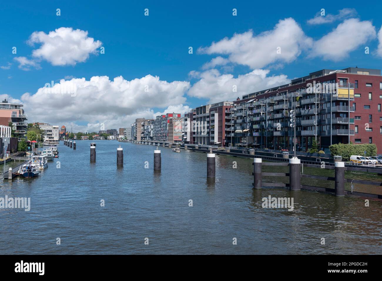 Paysage urbain sur la rivière Zaan, Zaandam, Hollande-Nord, pays-Bas, Europe Banque D'Images